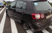 Kierujący Volkswagenem starszy mężczyzna jechał bez dwóch opon po autostradzie