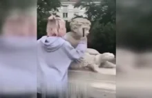Julka zniszczyła młotkiem zabytkową rzeźbę w warszawskim parku. Sąd wydał wyrok