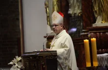 Zakażony koronawirusem biskup udzielił bierzmowania kilkuset opolskim uczniom.