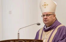 Biskup udzielał bierzmowania setkom uczniów. Ma koronawirusa