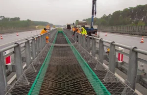 Biegnąc na pomoc zginęła spadając z wiaduktu. Siatka ma zapobiec tego typu...