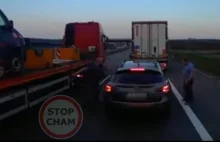 Kierowcy ciężarówek osaczyli i zatrzymali drogowego „szeryfa” [Nagranie]