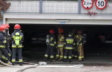 Pożar garażu w Warszawie. Spłonęło ponad 20 aut