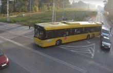 Wiesz, jak autobus zachodzi przy skręcie? Film z tej kolizji doskonale to...