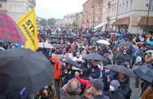 Trwa spontaniczny protest branży fitness w Warszawie.