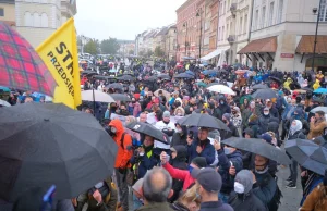 Trwa spontaniczny protest branży fitness w Warszawie.