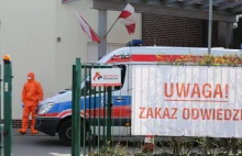Szpitale zmagają się z epidemią, a polski rząd zrzuca winę na lekarzy.