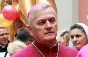 Zakażony biskup w środę i czwartek udzielał sakramentu bierzmowania.