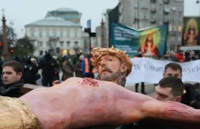Narodowy Marsz Różańcowy przeciwko "ideologii LGBT" przeszedł ulicami...