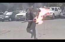Anarchista atakuje policjanta i podpala radiowóz palącą się deską