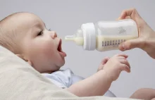 Naukowcy: Dzieci karmione butelką spożywają miliony mikroplastików dziennie