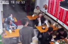 Bezpański kot spadający z sufitu przeraża gości restauracji w Szanghaju