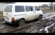 Jak się wyciąga auta z błota na Ukrainie?