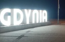 Podświetlany napis "Gdynia" przy akwarium