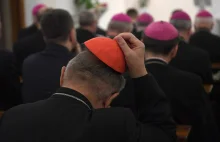 Czternastu polskich biskupów ma COVID-19. Jeden zmarł we wtorek