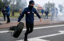 Rolnicy blokują drogi w całej Polsce. Płoną opony.