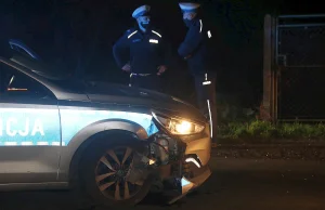 Policyjny pościg, uszkodzony radiowóz i ranny funkcjonariusz