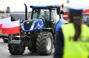 Policjanci pomogli ciężarnej przejechać przez rolniczą blokadę