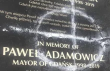 Gdańsk: zdewastowano tablicę upamiętniającą śp. Pawła Adamowicza....