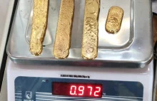 Próbował przemycić kilogram złota, ukrywając je w swoim odbycie