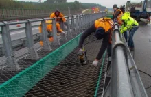 Po tragicznej śmierci kobiety koło Lublina drogowcy zabezpieczają wiadukty