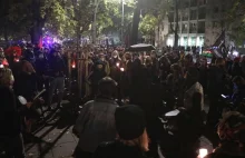 Protest przed Trybunałem Konstytucyjnym. Tłum idzie w kierunku...