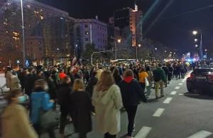 "KONSTYTUCJA JEST KOBIETĄ!" Tłum idzie ulicami Warszawy