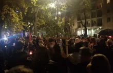 [LIVE] Protestujący idą pod dom prezesa!