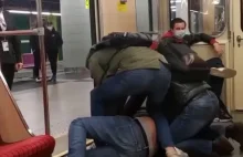 Całkiem brutalne zatrzymanie osoby bez maseczki w Metrze Warszawskim