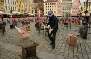 Wrocław. Krzesła z płonącymi zniczami w Rynku. Tak protestują...