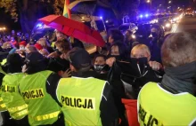 Policja zatrzymała 15 protestujących w pobliżu domu Kaczyńskiego.