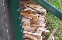 Siekiera do rozłupywania drewna.