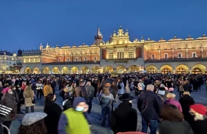 PROTEST! Setki osób na Rynku Głównym w Krakowie [zdjęcia]
