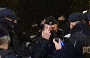 Policjant pokazuje środkowy palec posłowi na sejm RP