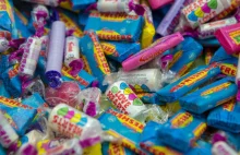 Rozsypane cukierki doprowadziły policjantów do włamywaczy