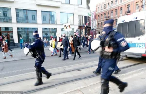 Policjant wdaje się w pyskówkę z demonstrantem, a później go atakuje.