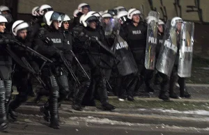 Łódź. Nabuzowany agresją policjant najpierw wdaje się w pyskówkę...