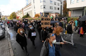 Rosną emocje ws. aborcji. Zniszczona fasada kościoła i pomnik