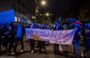 Protesty w Gdyni. Kibice Arki sforsowali drzwi biura posła PiS Marcina Horały