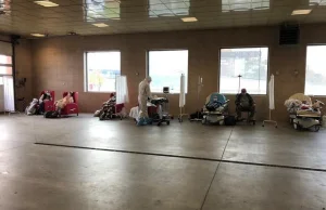 Pacjenci czekają w garażu dla karetek