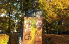 Zniszczony pomnik Reagana. Wulgarny napis i hasło „pro abo”. W Poznaniu podobnie