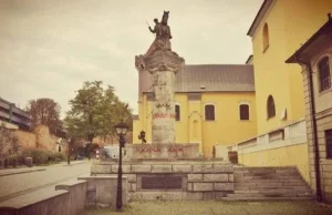 Feministki niszczą pomnik ułanów poznańskich