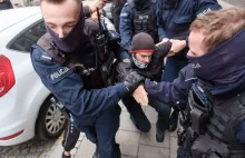 Agresywne reakcje policjantów. PiS dopinguje, na ulicach sceny jak z Białorusi