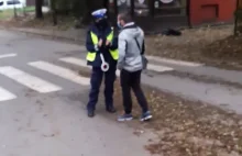 Policjantka bije brawo podczas Strajku Kobiet w Chrzanowie!
