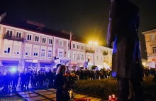 Protestujący w Radomiu złożyli kwiaty pod pomnikiem Lecha i Marii Kaczyńskich