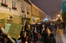 Protesty przybierają na sile. Przepychanki przed kurią bielsko-żywiecką. Film.