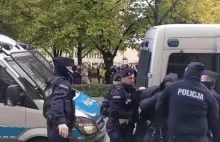 Polski policjant kopie zatrzymanego podczas protestów!