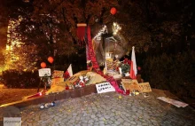 W trakcie protestu oblano farbą pomnik Jana Pawła II. Ucierpiał też inny...