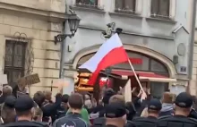 Krakowska Policja zdjęła kaski i szła wśród protestujących