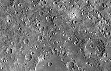Woda na Księżycu występuje nie tylko w kraterach.